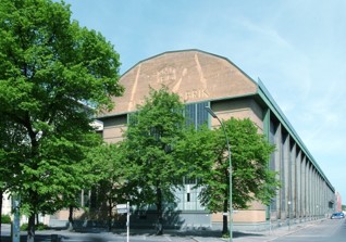 Das Bild zeigt das Gebäude des Siemens Energy Standorts Berlin Gasturbinenwerk